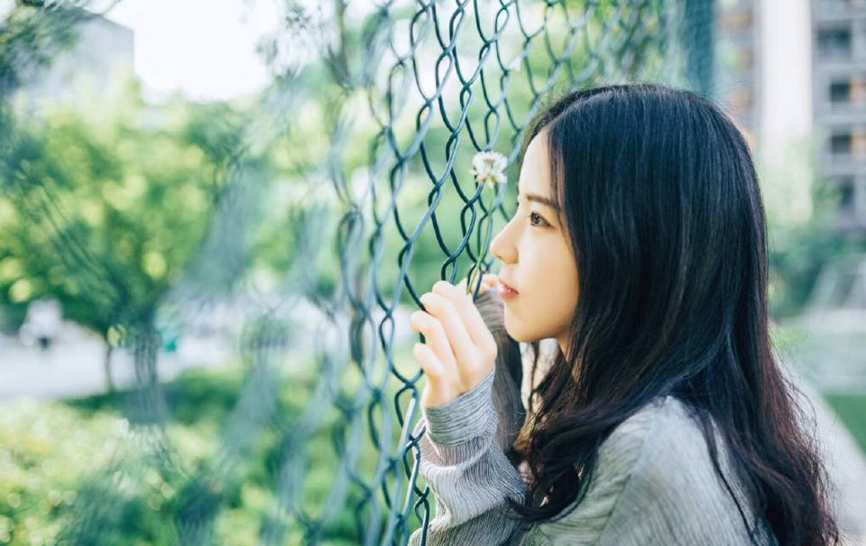 人生自是有情痴，此恨不关风与月。